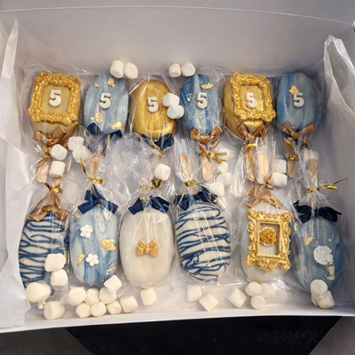 Deluxe cakesicles treats