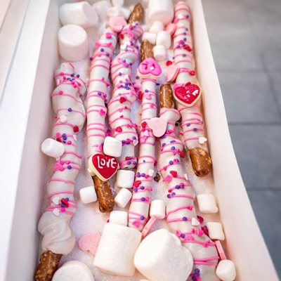 Chocolate-dipped pretzels treats