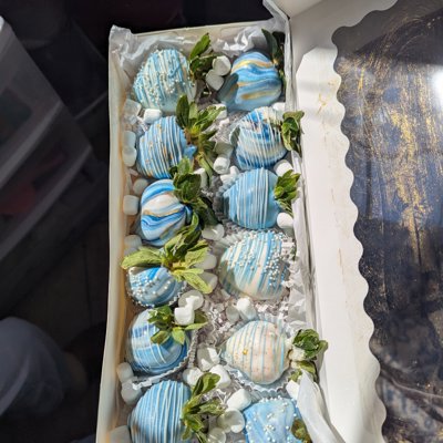 Chocolate-covered strawberries treats